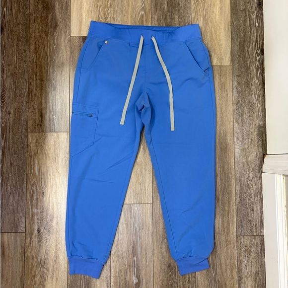 Figs Scrub Set - Catarina Top & Zamora Joggers - Picture 6 of 10